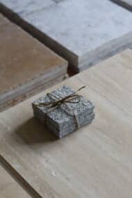Próbki granit G602 Płomieniowany o wymiarach 10x10 cm, ułożone jedna na drugiej i związane sznurkiem.