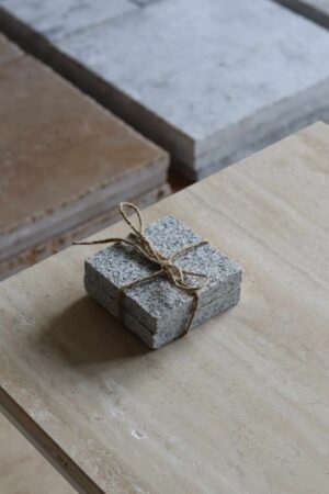 Próbki granit G603 Płomieniowany o wymiarach 10x10 cm, ułożone jedna na drugiej i związane sznurkiem.