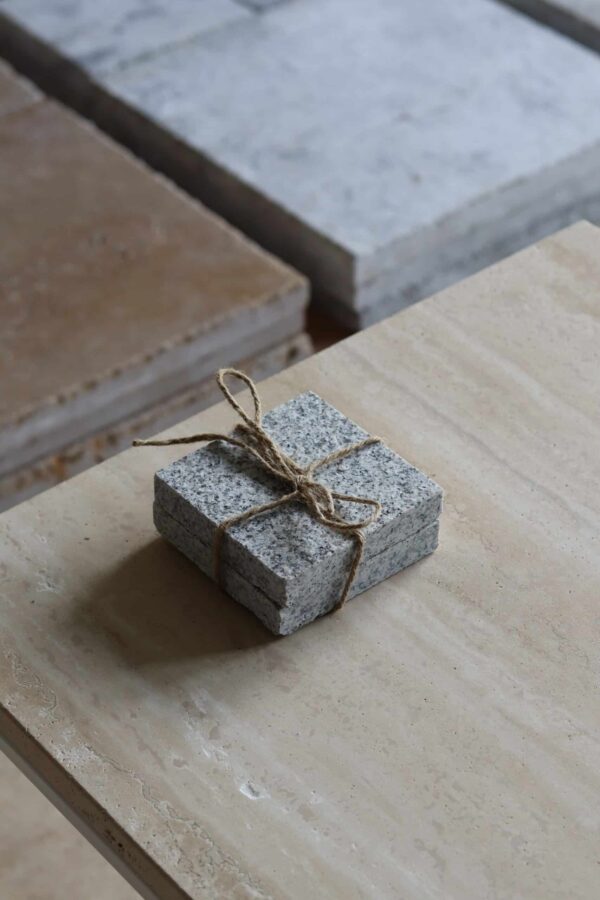 Próbki granit G603 Płomieniowany o wymiarach 10x10 cm, ułożone jedna na drugiej i związane sznurkiem.