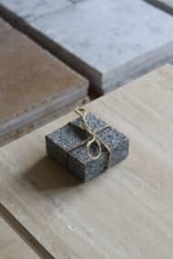 Próbki granit G654 Płomieniowany o wymiarach 10x10 cm, ułożone jedna na drugiej i związane sznurkiem.