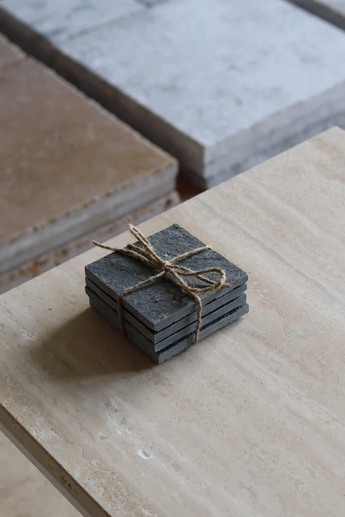 Próbki kwarcyt Sill Grey Naturalny łupany o wymiarach 10x10 cm, ułożone jedna na drugiej i związane sznurkiem.