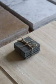Próbki kwarcyt Sill Grey Naturalny łupany o wymiarach 10x10 cm, ułożone jedna na drugiej i związane sznurkiem.