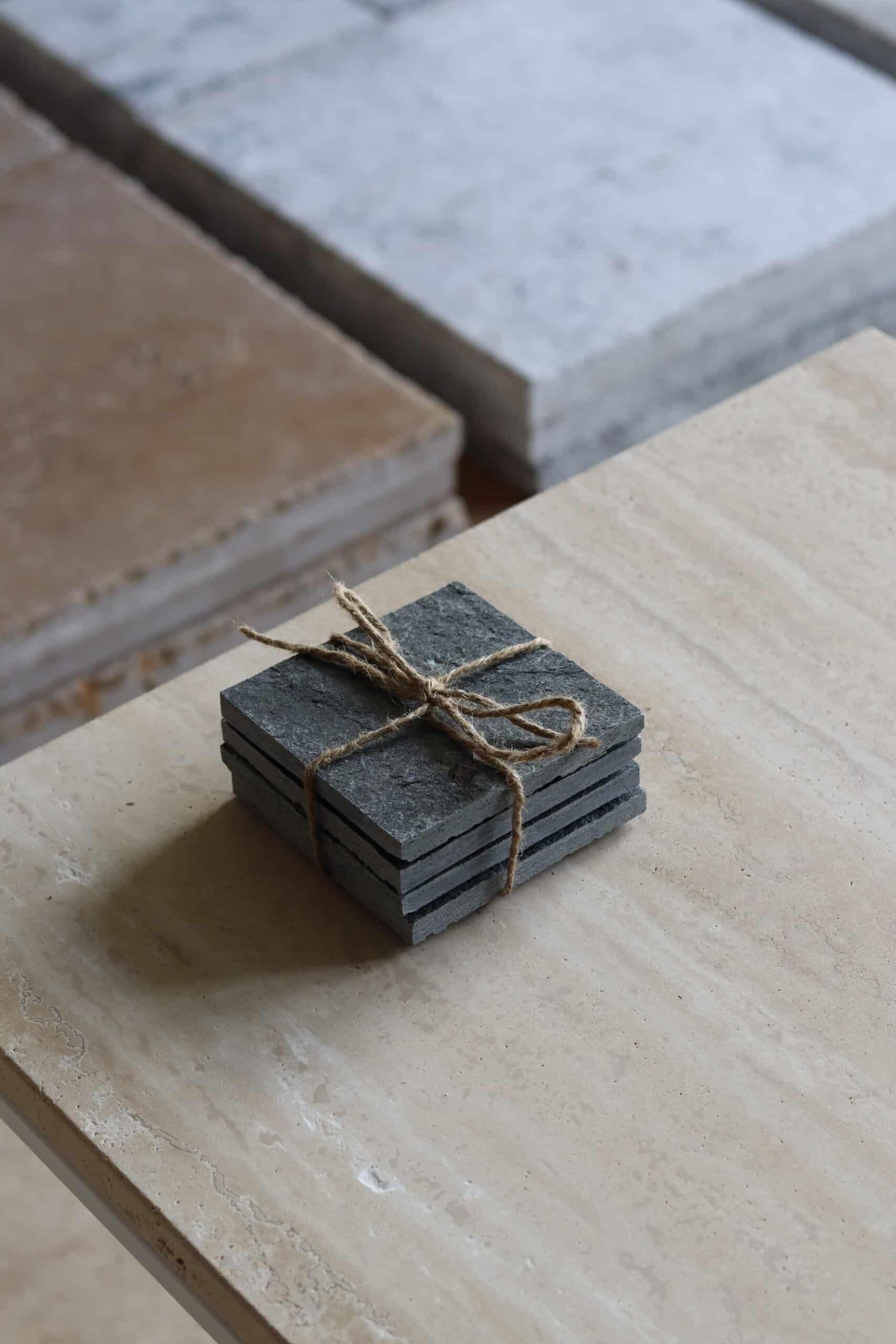 Próbki kwarcyt Sill Grey Naturalny łupany o wymiarach 10x10 cm, ułożone jedna na drugiej i związane sznurkiem.