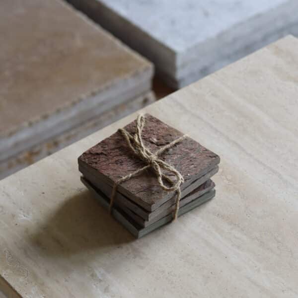 Próbki Red Coupper naturalny Łupek o wymiarach 10x10 cm, ułożone jedna na drugiej i związane sznurkiem.