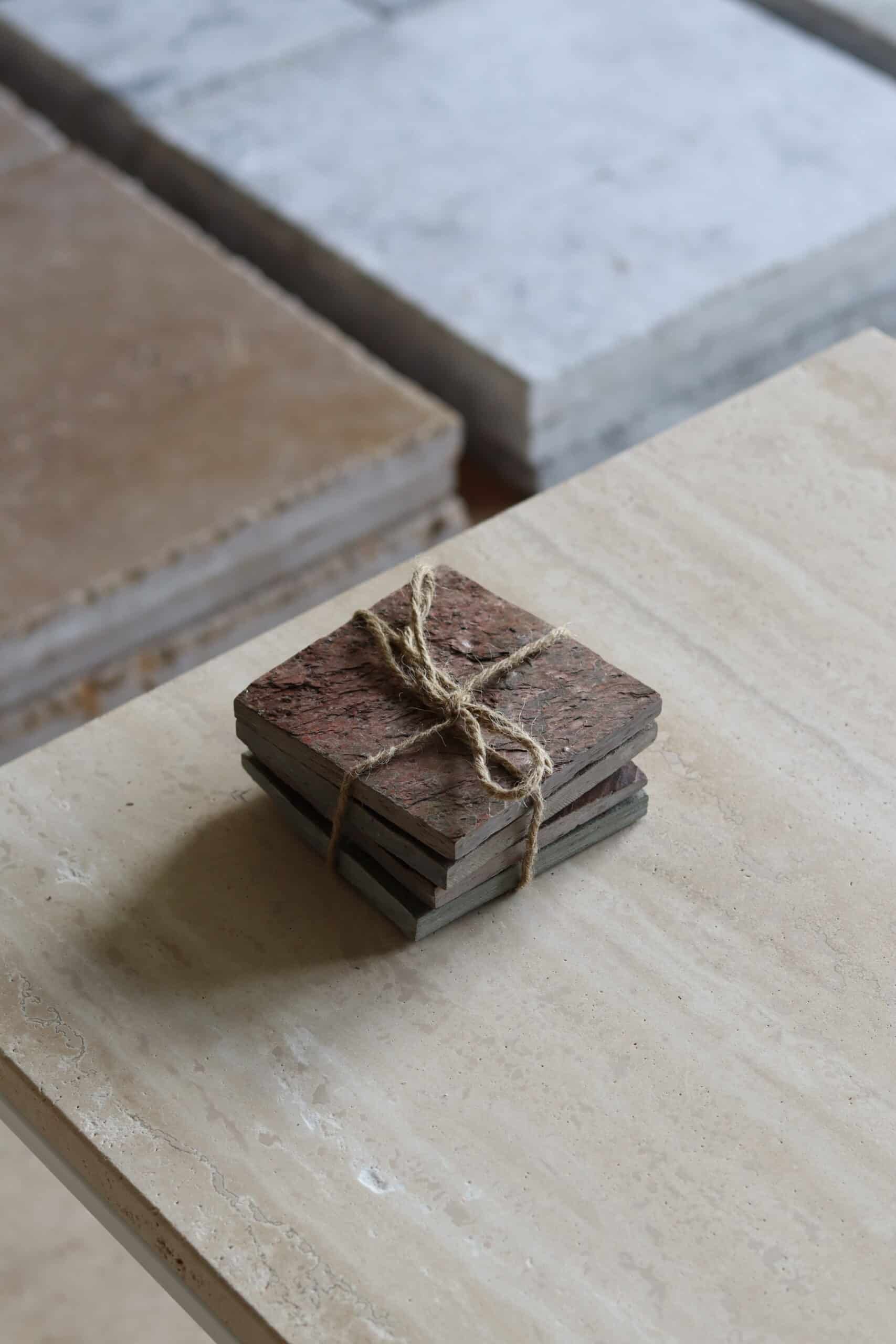 Próbki Red Coupper naturalny Łupek o wymiarach 10x10 cm, ułożone jedna na drugiej i związane sznurkiem.