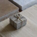 Próbki trawertyn Ash Mix 3cm Szlifowany o wymiarach 10x10 cm, ułożone jedna na drugiej i związane sznurkiem.