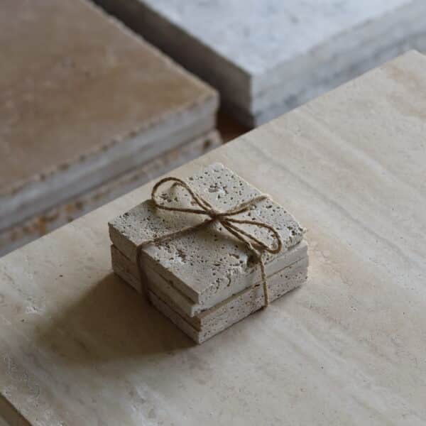 Próbki trawertyn Rustic Classic Light Szlifowany o wymiarach 10x10 cm, ułożone jedna na drugiej i związane sznurkiem.
