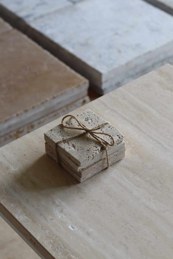 Próbki trawertyn Rustic Classic Light Szlifowany o wymiarach 10x10 cm, ułożone jedna na drugiej i związane sznurkiem.