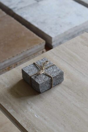 Próbki granit G664 Królewski Brąz o wymiarach 10x10 cm, ułożone jedna na drugiej i związane sznurkiem.