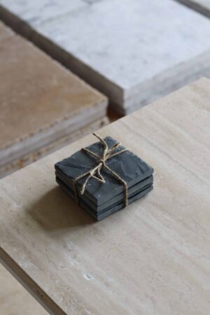Próbki Black Slate naturalny Łupek o wymiarach 10x10 cm, ułożone jedna na drugiej i związane sznurkiem.