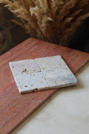 Próbki trawertyn Ivory Mix cegiełka o wymiarach 10x10 cm, rozłożone obok siebie w jednym rzędzie.