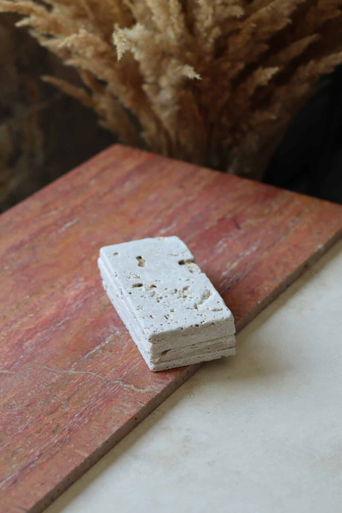 Próbki trawertyn Ivory Mix cegiełka o wymiarach 15x7,5 cm, ułożone jedna na drugiej, bez sznurka.