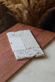 Próbki trawertyn Ivory Mix cegiełka o wymiarach 15x7,5 cm, rozłożone obok siebie w jednym rzędzie.
