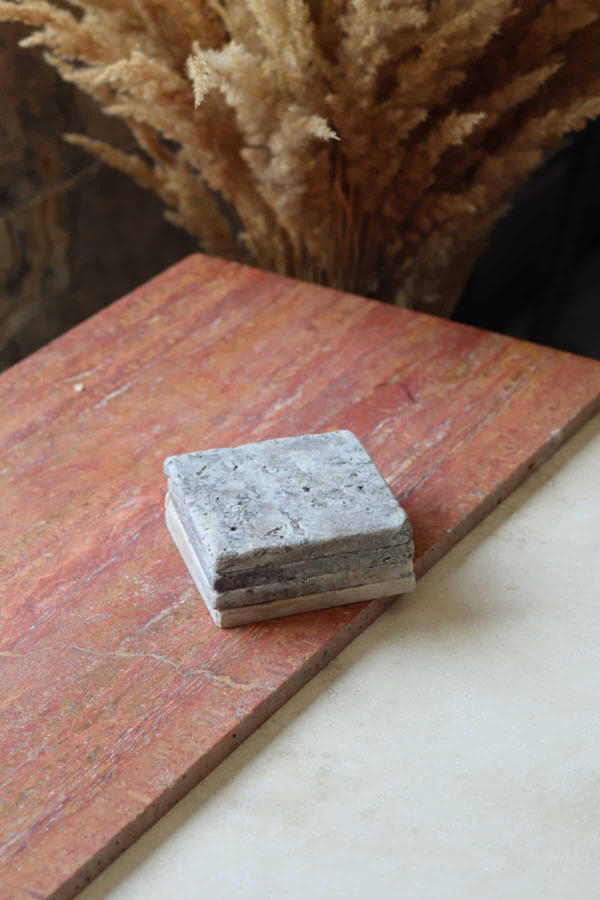 Próbki trawertyn Ash Mix cegiełka o wymiarach 10x10 cm, ułożone jedna na drugiej, bez sznurka.