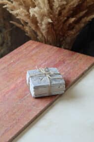 Próbki trawertyn Ash Mix cegiełka o wymiarach 10x10 cm, ułożone jedna na drugiej i związane sznurkiem.