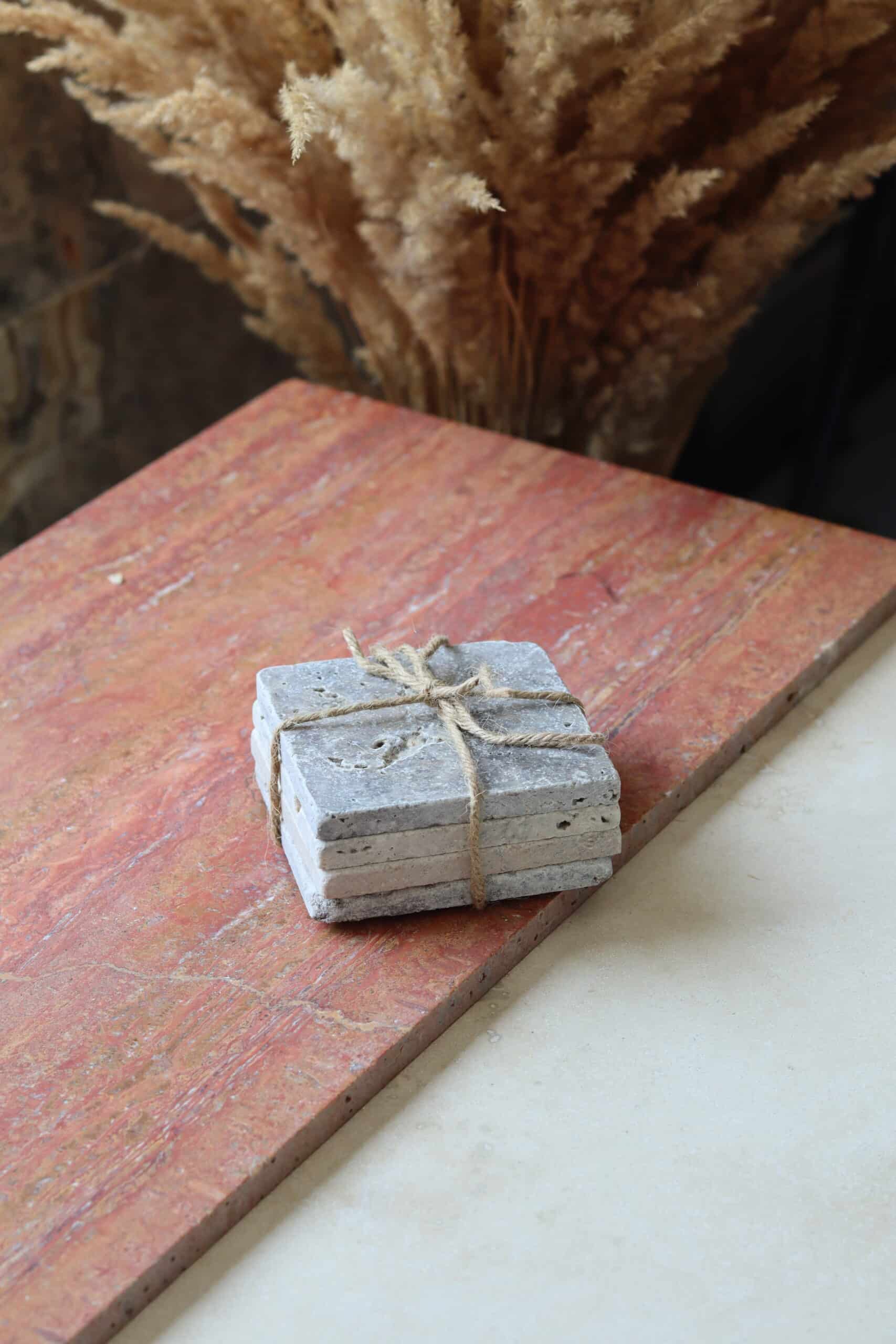 Próbki trawertyn Ash Mix cegiełka o wymiarach 10x10 cm, ułożone jedna na drugiej i związane sznurkiem.