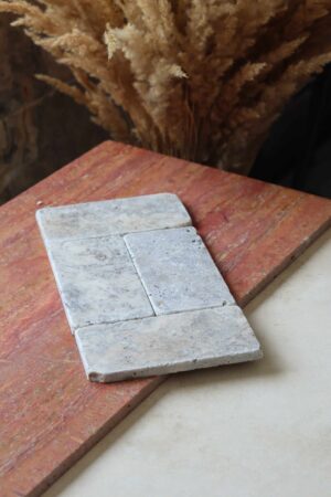 Próbki trawertyn Ash Mix cegiełka o wymiarach 15x7,5 cm, rozłożone obok siebie w jednym rzędzie.