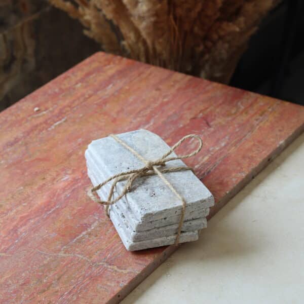 Próbki trawertyn Ash Mix cegiełka o wymiarach 15x7,5 cm, ułożone jedna na drugiej i związane sznurkiem.