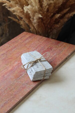 Próbki trawertyn Ash Mix cegiełka o wymiarach 15x7,5 cm, ułożone jedna na drugiej i związane sznurkiem.