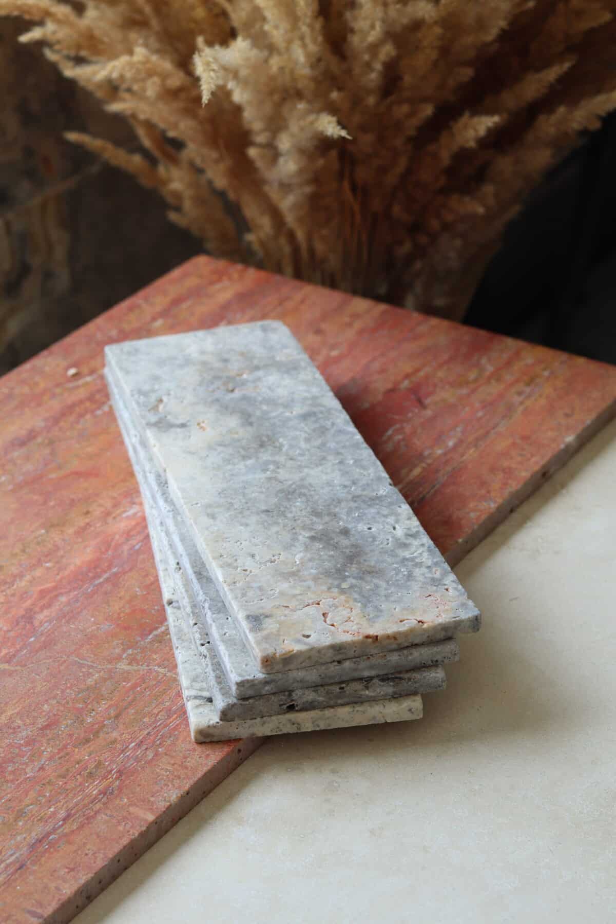 Próbki trawertyn Ash Mix cegiełka o wymiarach 30x10 cm, ułożone jedna na drugiej, bez sznurka.