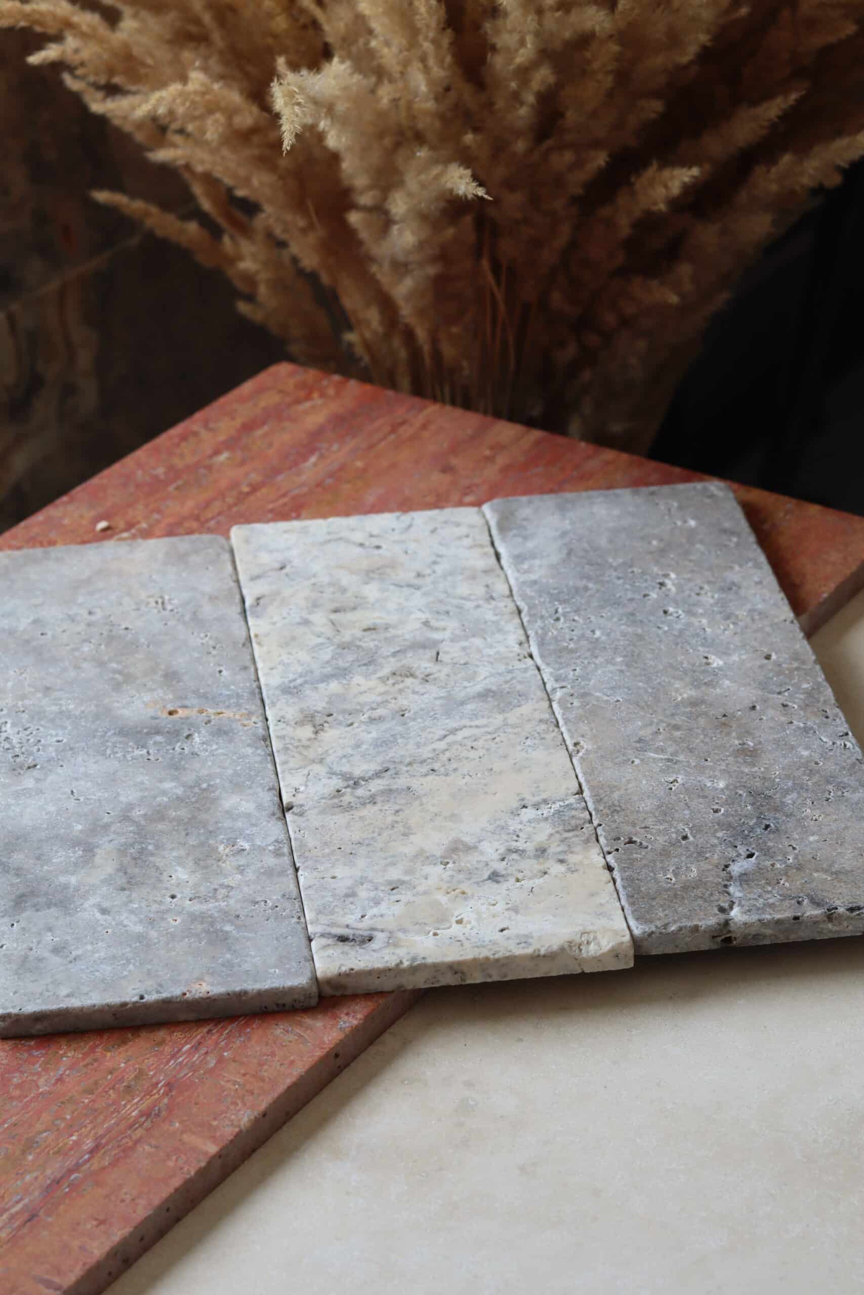 Próbki trawertyn Ash Mix cegiełka o wymiarach 30x10 cm, rozłożone obok siebie w jednym rzędzie.