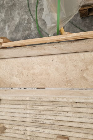 Stopień/parapet Classic Mix z trawertynu o wymiarach 135x40,6 cm
