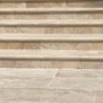 Schody wykończone stopniami z trawertynu Classic Mix z wykończeniem bullnose.