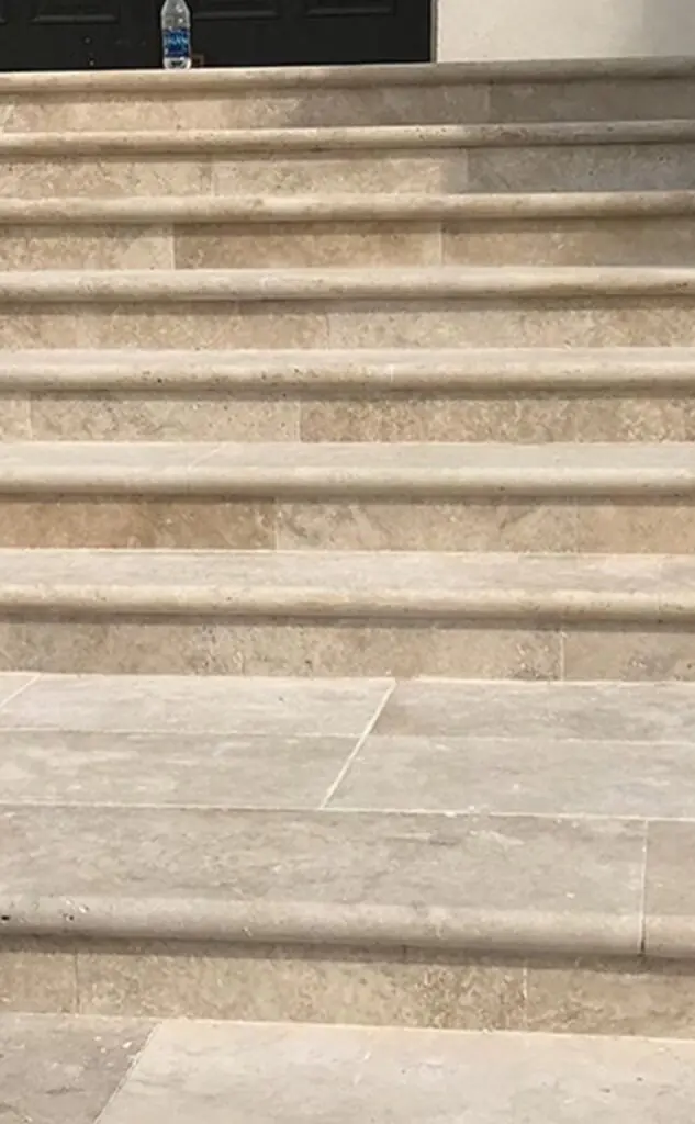 Schody wykończone stopniami z trawertynu Classic Mix z wykończeniem bullnose.