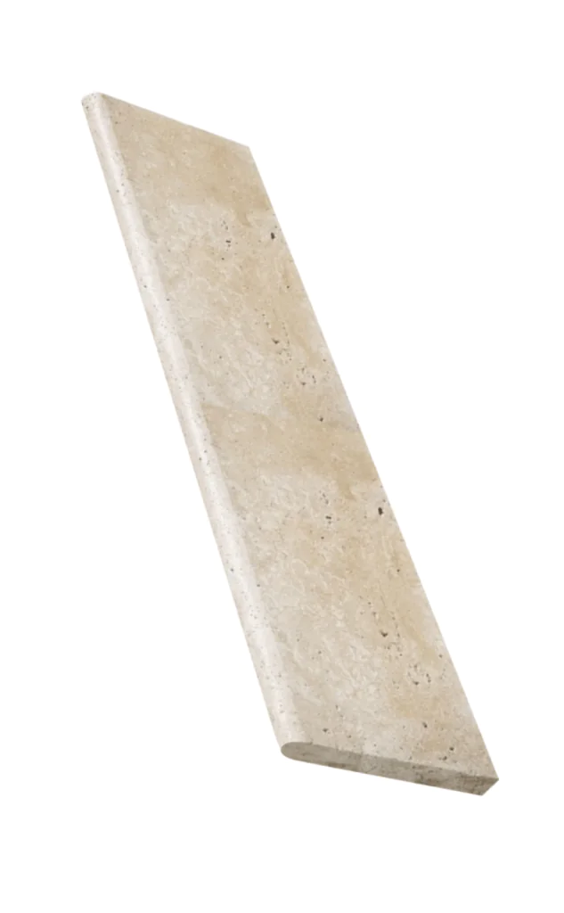 Stopień z trawertynu Classic Mix o wymiarach 135x33x2 cm z wykończeniem bullnose.