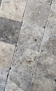 Kostka trawertynowa Ash 10x10 cm, szaro-beżowa z naturalnymi porami