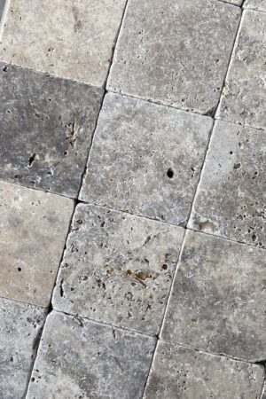 Kostka trawertynowa Ash 10x10 cm, szaro-beżowa z naturalnymi porami