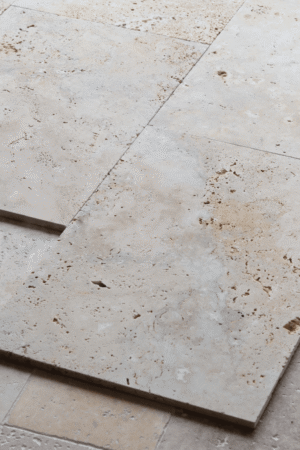 Trawertyn Rustic Classic Light płytka kamienna z naturalnymi porami