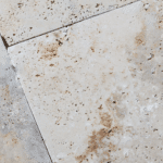 Trawertyn Rustic Classic Light z wyraźnymi porami i ciepłymi odcieniami