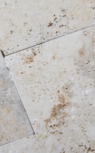 Trawertyn Rustic Classic Light z wyraźnymi porami i ciepłymi odcieniami