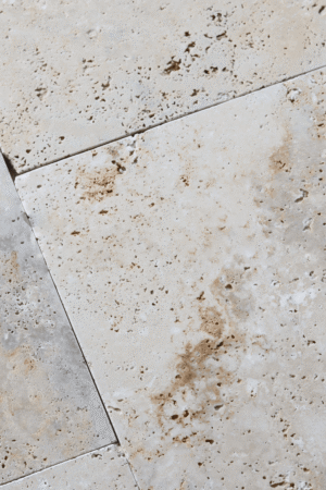 Trawertyn Rustic Classic Light z wyraźnymi porami i ciepłymi odcieniami