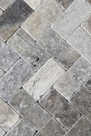 Cegiełki Trawertyn ASH 15x7,5x1 cm na ścianie łazienki – elegancja i rustykalny styl.