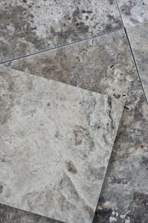 Płyty Trawertyn ASH MIX 61x40,6x3 cm wokół basenu – trwałość i ciepłe odcienie.