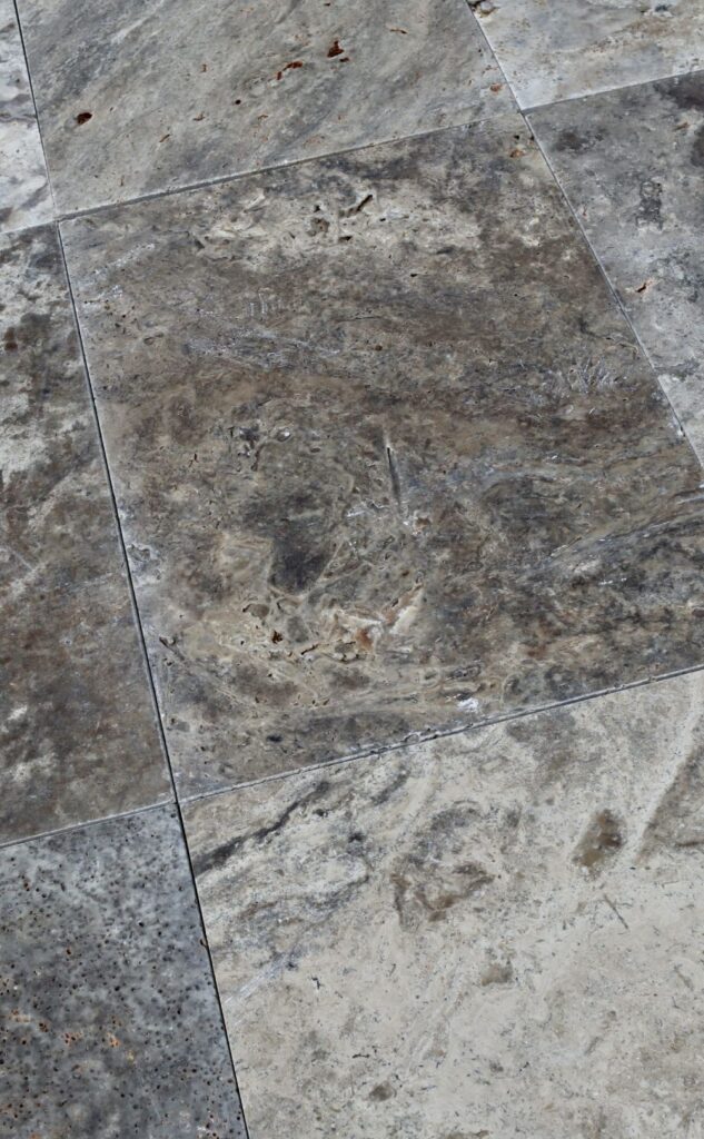 Elegancki taras wyłożony płytami Trawertyn ASH MIX 61x40,6x3 cm – naturalne odcienie szarości i beżu z bębnowanym wykończeniem.