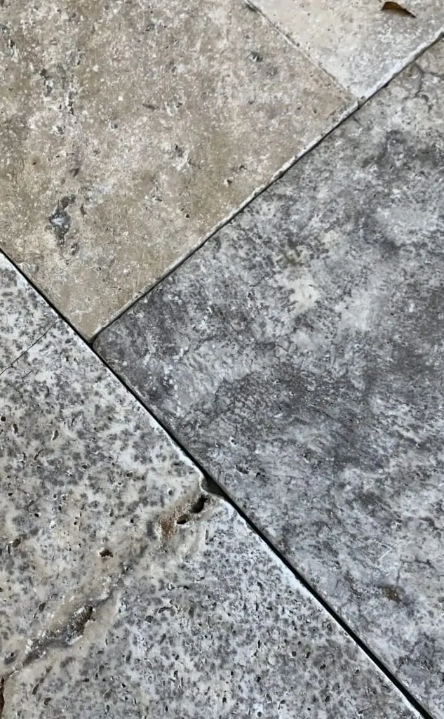 Zbliżenie na bębnowaną powierzchnię płytek ASH MIX – matowe wykończenie i odcienie szarości.