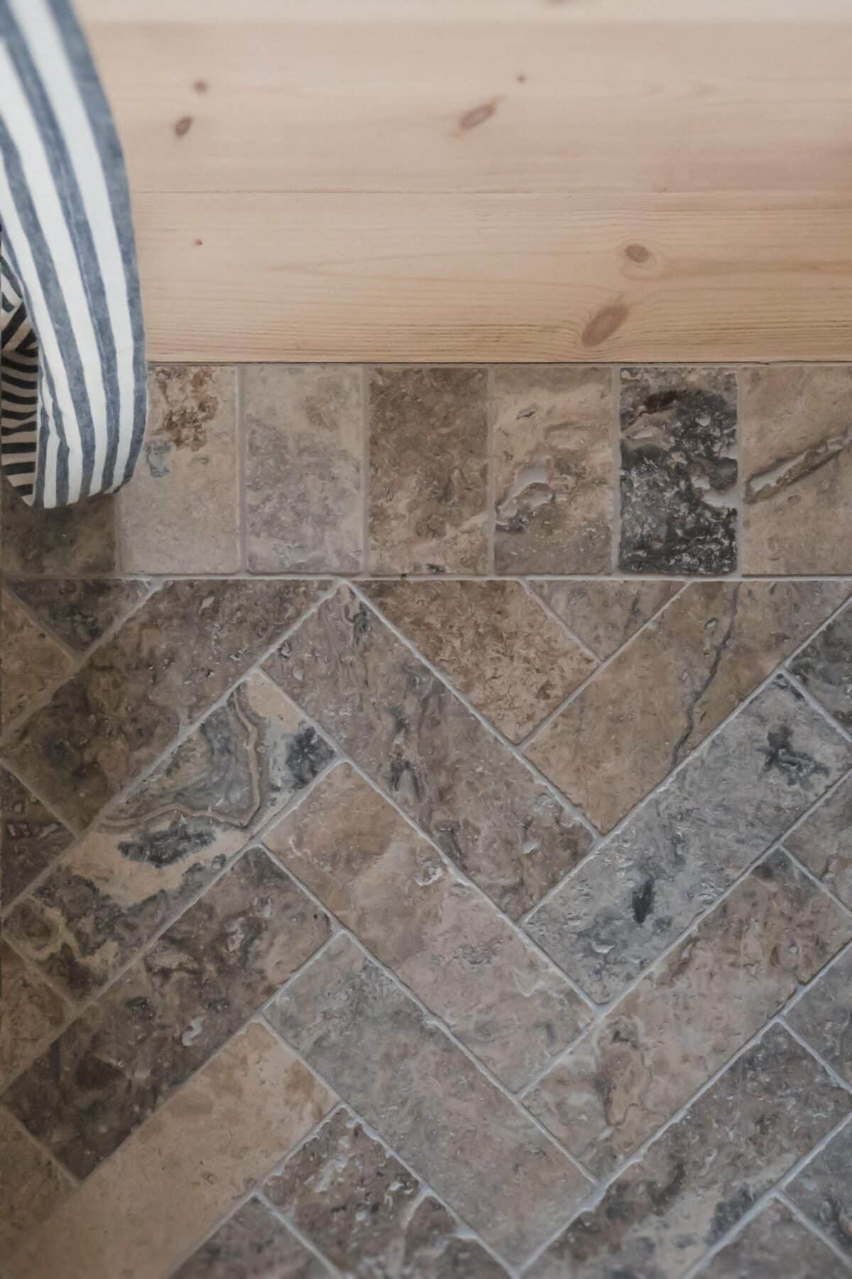 Zbliżenie na trawertyn ASH MIX 30,5x10x1 cm – unikalne wzory kamienia w ciepłych odcieniach beżu i szarości, podkreślające naturalny charakter wnętrza.