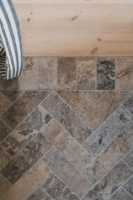 Zbliżenie na trawertyn ASH MIX 30,5x10x1 cm – unikalne wzory kamienia w ciepłych odcieniach beżu i szarości, podkreślające naturalny charakter wnętrza.