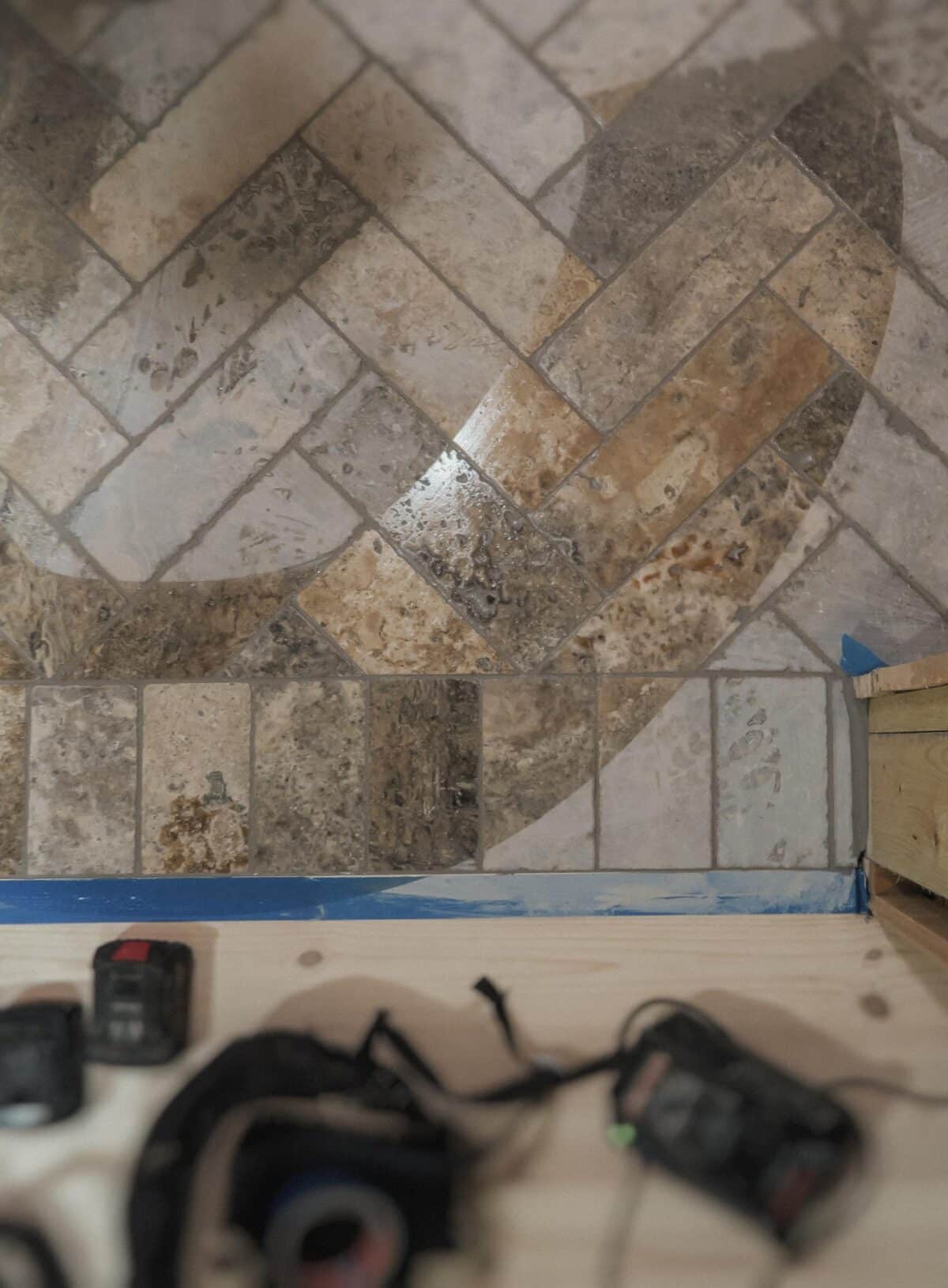 Wzór z trawertynu ASH MIX 30,5x10x1 cm z ozdobnym motywem – podłoga w naturalnych barwach beżu, brązu i szarości, idealna do stylowych wnętrz.