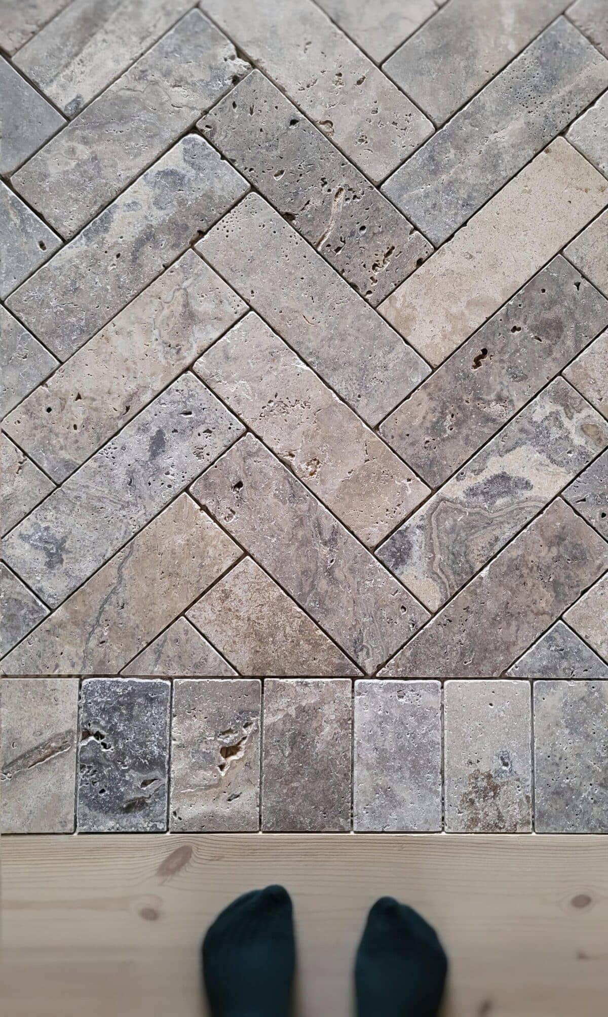 Zbliżenie na fakturę trawertynu ASH MIX 30,5x10x1 cm – subtelne porowatości i bogata paleta naturalnych odcieni tworzą unikalny efekt dekoracyjny.