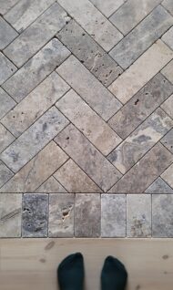 Zbliżenie na fakturę trawertynu ASH MIX 30,5x10x1 cm – subtelne porowatości i bogata paleta naturalnych odcieni tworzą unikalny efekt dekoracyjny.