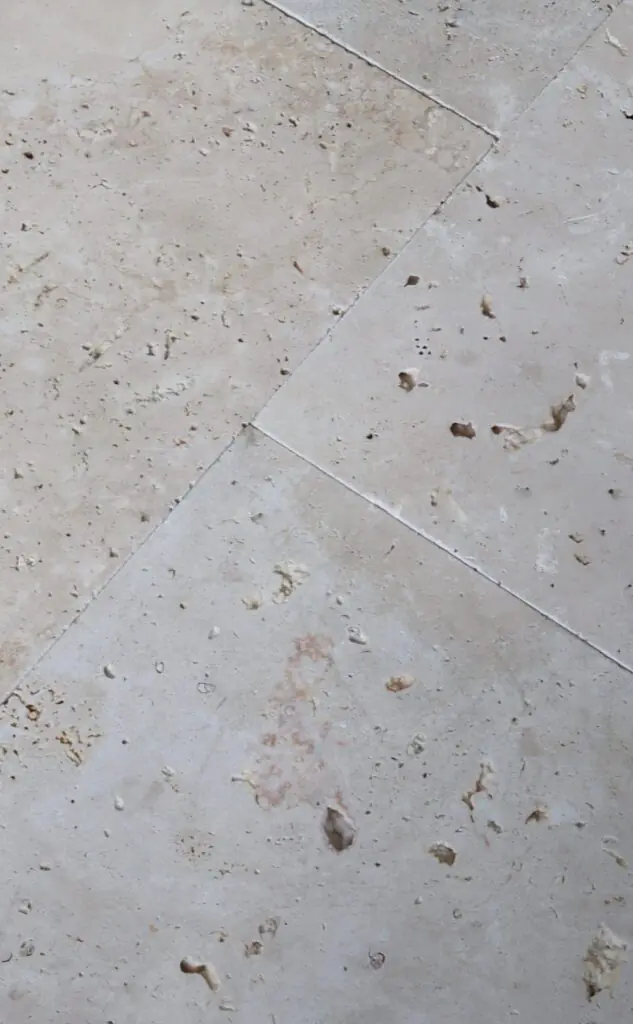 Układ rzymski płytek Trawertyn Ivory Mix, ukazujący subtelne żyłkowanie i różne rozmiary.
