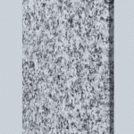 Prostokątna płytka granitowa G603 o jasnoszarej, ziarnistej powierzchni z wykończeniem o wysokiej trwałości.