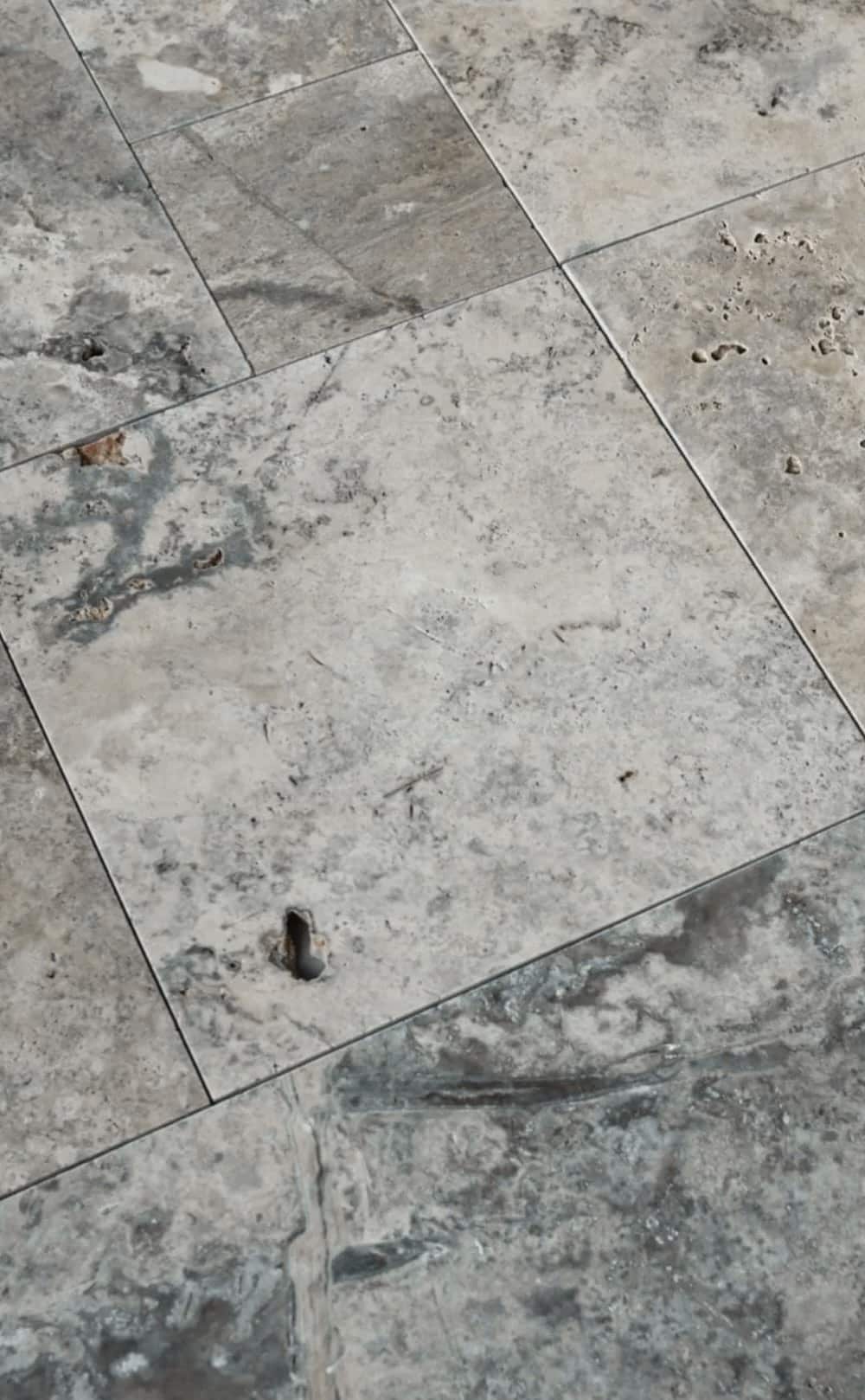 Zbliżenie na fakturę płyt Trawertyn SILVER LATTE z kompletu rzymskiego – naturalna struktura i srebrno-beżowy odcień.
