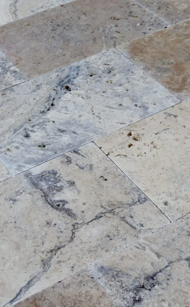 Płyty tarasowe Trawertyn SILVER LATTE 61x61x3 cm ułożone na tarasie – elegancki i spójny efekt.