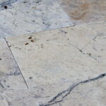 Naturalna struktura i srebrno-beżowy odcień płyty tarasowej Trawertyn SILVER LATTE 61x61x3 cm.