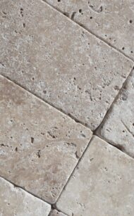 Płytki trawertyn prostokątne 15x7,5 cm z nieregularną fakturą.